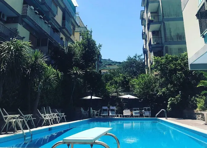 The Pool House بيت للعطل *